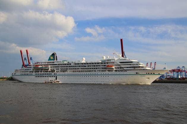 Das Kreuzfahrtschiff Amadea verlässt den Hamburger Hafen. *** The cruise ship Amadea leaves the port of Hamburg