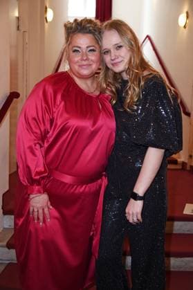 Karina Kipp mit Tochter Liora Kipp bei den 9:16 AWARDS im Deutschen Schauspielhaus in Hamburg am 06.05.2024 *** Karina Kipp with daughter Liora Kipp at the 9 16 AWARDS at the Deutsches Schauspielhaus in Hamburg on 06 05 2024