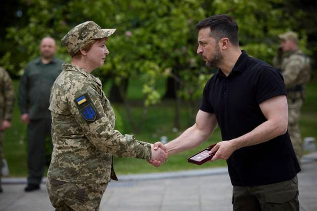 News Themen der Woche KW19 News Bilder des Tages May 6, 2024, Kyiv, Kiev Oblast, Ukraine: Ukrainian President Volodymyr Zelenskyy, right, presents military medals to soldiers during Infantry Day celebrations on Constitution Square, May 6, 2024, in Kyiv, Ukraine. Kyiv Ukraine - ZUMAp138 20240506_zaa_p138_013 Copyright: xUkrainexPresidency UkrainianxPrex