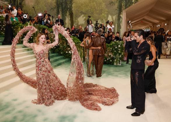 Dove Cameron and Damiano David arrive on the red carpet at the 2024 Met Gala celebrating Sleeping Beauties: Reawakening Fashion at The Metropolitan Museum of Art on Monday, May 6, 2024 in New York City.  NYP20240506245 JOHNxANGELILLO