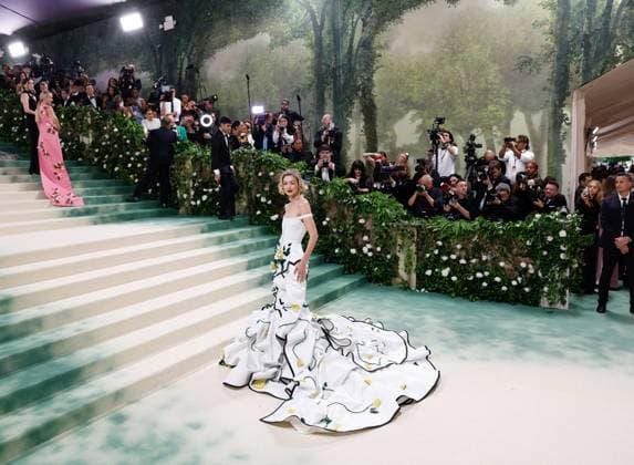 Gigi Hadid arrives on the red carpet at the 2024 Met Gala celebrating Sleeping Beauties: Reawakening Fashion at The Metropolitan Museum of Art on Monday, May 6, 2024 in New York City.  NYP20240506204 JOHNxANGELILLO
