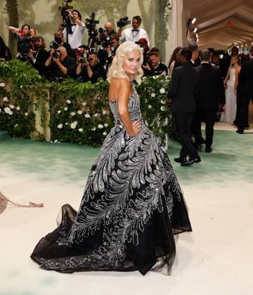 Jenny Freshwater arrives on the red carpet at the 2024 Met Gala celebrating Sleeping Beauties: Reawakening Fashion at The Metropolitan Museum of Art on Monday, May 6, 2024 in New York City.  NYP20240506268 JOHNxANGELILLO