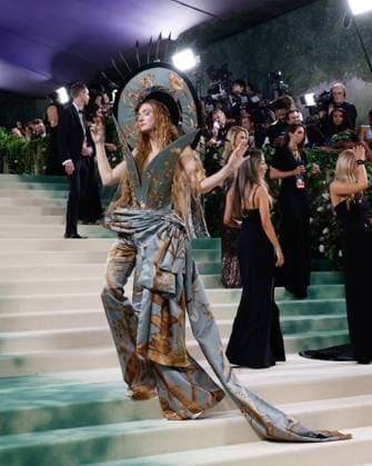 Harris Reed arrives on the red carpet at the 2024 Met Gala celebrating Sleeping Beauties: Reawakening Fashion at The Metropolitan Museum of Art on Monday, May 6, 2024 in New York City.  NYP20240506260 JOHNxANGELILLO