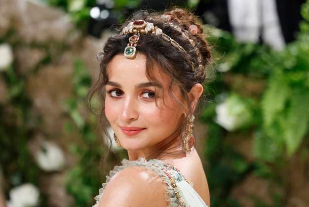 Alia Bhatt arrives on the red carpet at the 2024 Met Gala celebrating Sleeping Beauties: Reawakening Fashion at The Metropolitan Museum of Art on Monday, May 6, 2024 in New York City.  NYP2024050651513 JOHNxANGELILLO