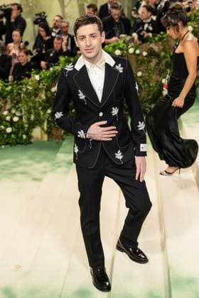 Celebrities attend the 2024 Met Gala Celebrating ?Sleeping Beauties: Reawakening Fashion? at The Metropolitan Museum of Art in New York City Featuring: Alex Edelman Where: New York, United States When: 06 May 2024 Credit: Michael Stewart INSTARimages.com EDITORIAL USE ONLY. NOT FOR USE BY NEWSPAPERS BASED IN THE UK. Copyright: xMichaelxStewartx instar53713446