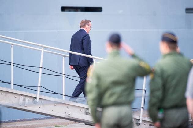 07.05.2024 - Boris Pistorius (SPD) beim Marinestützpunkt in Wilhelmshaven: Der Bundesverteidigungsminister verabschiedet am Marine Stützpunkt Wilhelmshaven die Besatzung des Einsatzgruppenversorgers (EGV) FGS Frankfurt am Main, Flotte A1412. Sie ziehen mit der Fregatte Baden-Württemberg in den Einsatz Indo-Pazifik, bei dem die Deutsche Luftwaffe und Deutsche Marine beteiligt sind. Im Bild: Boris Pistorius verlässt das Schiff. , Wilhelmshaven Niedersachsen Deutschland Marine Stützpunkt *** 07 05 2024 Boris Pistorius SPD at the naval base in Wilhelmshaven The Federal Minister of Defense bids farewell to the crew of the task force supply ship EGV FGS Frankfurt am Main, fleet A1412 at the naval base in Wilhelmshaven They are m