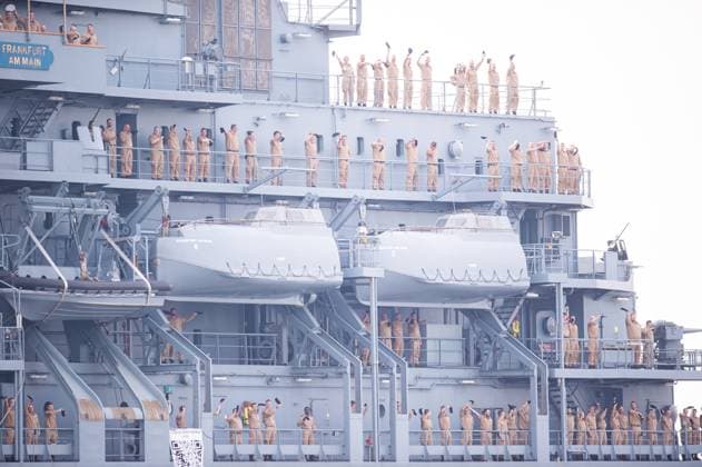 Bilder des Jahres 2024, News 05 Mai News Themen der Woche KW19 News Bilder des Tages 07.05.2024 - Boris Pistorius (SPD) beim Marinestützpunkt in Wilhelmshaven: Der Bundesverteidigungsminister verabschiedet am Marine Stützpunkt Wilhelmshaven die Besatzung des Einsatzgruppenversorgers (EGV) FGS Frankfurt am Main, Flotte A1412. Sie ziehen mit der Fregatte Baden-Württemberg in den Einsatz Indo-Pazifik, bei dem die Deutsche Luftwaffe und Deutsche Marine beteiligt sind. Im Bild: Die Soldaten winken zu ihren Angehörigen. , Wilhelmshaven Niedersachsen Deutschland Marine Stützpunkt *** 07 05 2024 Boris Pistorius SPD at the naval base in Wilhelmshaven The Federal Minister of Defense bids farewell to the crew of the task force supply ship EGV FGS Frankfurt am Main, Fleet A1412 at the naval base in Wilhelmshaven They