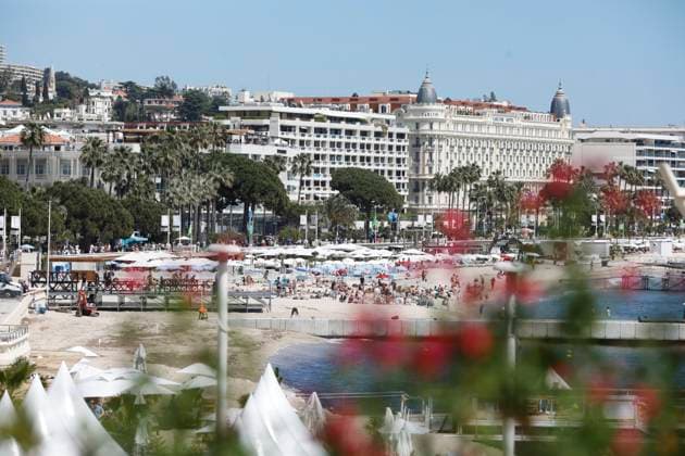 Croisette Carlton PHOTOPQR NICE MATIN Dylan Meiffret Cannes 07 05 2024 Plage de la croisette et hôtel Carlton, une semaine avant ldébut du 77e Festival de Cannes the Cannes Film Festival just a week before the event May 7, 2024 Cannes France  Copyright: xPHOTOPQR NICExMATIN MAXPPPxDylanxMeiffretx 20240507NIM0566 20240507NIM0566
