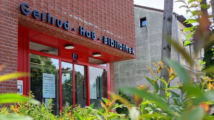 News Themen der Woche KW19 News Bilder des Tages Berlin, Deutschland, 08.05.2024: Rudow: Angriff auf Franziska Giffey: Gertrud-Haß-Bibliothek in Alt-Rudow am Tag nach dem Attentat *** Berlin, Germany, 08 05 2024 Rudow Attack on Franziska Giffey Gertrud Haß Library in Alt Rudow the day after the assassination attempt Copyright: xdtsxNachrichtenagenturx dts_36548