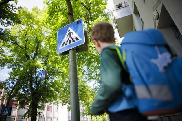 Symbolfoto zum Thema Schulkind im Strassenverkehr. Ein sechsjaehriger Junge steht mit seinem Schulranzen auf dem Ruecken vor dem Schild eines Fussgaengerueberweges vor einer Grundschule. Berlin, 08.05.2024. Berlin Deutschland *** Symbolic photo of a schoolchild in traffic A six-year-old boy stands with his satchel on his back in front of a pedestrian crossing sign in front of an elementary school Berlin, 08 05 2024 Berlin Germany Copyright: xThomasxTrutschelxphotothek.dex