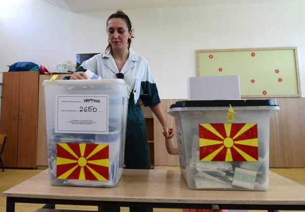 Bilder des Jahres 2024, News 05 Mai News Themen der Woche KW19 News Bilder des Tages A woman casts her ballot during the second round of the presidential and parliamentary elections, at a polling station in Skopje, North Macedonia, 08 May 2024. IMAGO PETR STOJANOVSKI