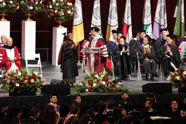 Bilder des Jahres 2024, Entertainment 05 Mai Entertainment Themen der Woche KW19 Entertainment Bilder des Tages Actress Quinta Brunson of Abbott Elementary receives a Honorary Doctorate Degree from Temple University during Graduation Ceremony at The Liacouras Center in Philadelphia Featuring: Quinta Brunson Where: Philadelphia, Pennsylvania, United States When: 08 May 2024 Credit: William Wade INSTARimages EDITORIAL USE ONLY. NOT FOR USE BY NEWSPAPERS BASED IN THE UK. Copyright: xWilliamxT.xWadexJr. Photographyx instar53722103