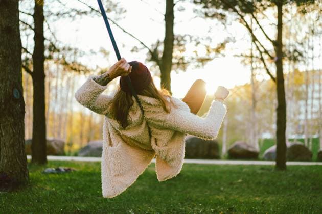 IMAGO Creative: Sommer, Sommertage im Stadtpark Creative Highlights Symbolbilder Young man balancing while lying on a slackline Stuttgart, Baden-Württemberg, Germany CR_YUKI2405075B-1419175-01 ,model released, Symbolfoto