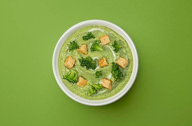 Broccoli cream soup with croutons on green background, top view Broccoli cream soup with croutons on green background with copy space, top view Copyright: xZoonar.com MaksimxLashcheuskix 21608300