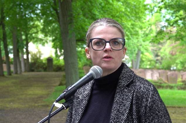Gedenken_ Befreiung 08.05.2024, Chemnitz, Ehrenfriedhof, Gedenken Zum 79. Jahrestag der Befreiung vom Nationalsozialismus und Ende des 2. Weltkriges lädt die Vereinigung der Verfolgten des Naziregimes Chemnitz zum Gedenken auf den Sowjetischen Ehrenfriedhof ein ( Garnisionsfriedhof der Roten Armee, Richterweg 5) Hier liegen die sterblichen Überreste von mehr als tausend Soldaten. Etwa 100 Personen nahmen an der Veranstaltung teil.. unter anderem Angehörige des Vereins Ukraine e.V. Der Kranz des Chemnitzer Oberbürgermeisters Sven Schulze wurde schon am Morgen ohne Öffentlichkeit niedergelegt. MdL Susanne Schaper Chemnitz Sachsen BRD *** Commemoration liberation 08 05 2024, Chemnitz, cemetery of honor, commemoration On the 79th annive