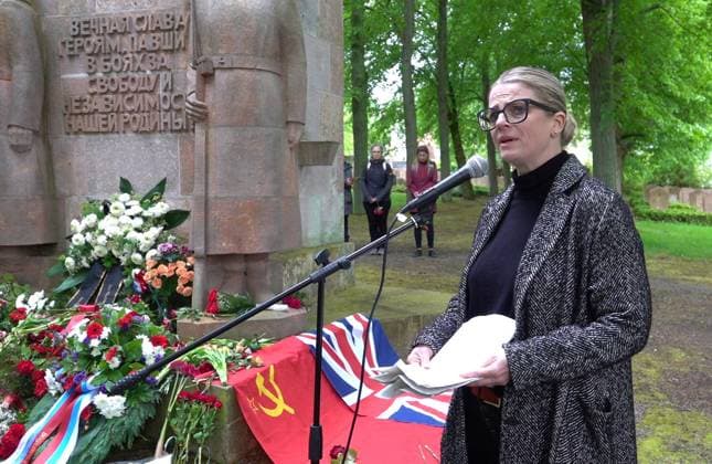 Gedenken_ Befreiung 08.05.2024, Chemnitz, Ehrenfriedhof, Gedenken Zum 79. Jahrestag der Befreiung vom Nationalsozialismus und Ende des 2. Weltkriges lädt die Vereinigung der Verfolgten des Naziregimes Chemnitz zum Gedenken auf den Sowjetischen Ehrenfriedhof ein ( Garnisionsfriedhof der Roten Armee, Richterweg 5) Hier liegen die sterblichen Überreste von mehr als tausend Soldaten. Etwa 100 Personen nahmen an der Veranstaltung teil.. unter anderem Angehörige des Vereins Ukraine e.V. Der Kranz des Chemnitzer Oberbürgermeisters Sven Schulze wurde schon am Morgen ohne Öffentlichkeit niedergelegt. MdL Susanne Schaper Chemnitz Sachsen BRD *** Commemoration liberation 08 05 2024, Chemnitz, cemetery of honor, commemoration On the 79th annive