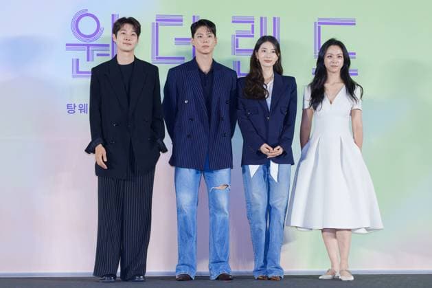 Entertainment Themen der Woche KW19 Entertainment Bilder des Tages Wonderland film press conference SEOUL, SOUTH KOREA, MAY 09: Actors Edward Choi Woo-shik, Park Bo-gum, Bae Su-ji, Tang Wei during Wonderland film press conference at the CGV in Seoul, South Korea, on May 09, 2024. Seoul the CGV South Korea 8068_278622 Copyright: xStevexChoxKyewoong PentaxPressx