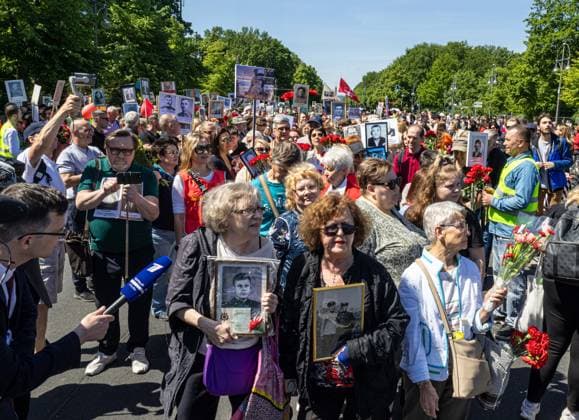 Russen feiern mit Transparenten und Fotos verstorbener Soldaten der Tag der Befreiung, 8. 9. Mai, Demo, Berlin, Straße des 17. Juni, Sowjetisches Ehrenmal im Tiergarten; Russen feiern der Tag der Befreiung, 8. 9. Mai, Demo, *** Russians celebrate Liberation Day with banners and photos of deceased soldiers, May 8 9, demonstration, Berlin, Straße des 17 Juni, Soviet memorial in Tiergarten Russians celebrate Liberation Day, May 8 9, demonstration,