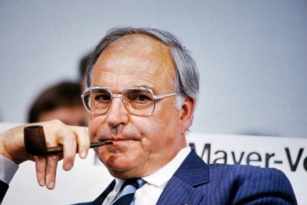 Archivbilder der Woche KW19 Helmut Kohl mit Pfeife Achtung - Archivfoto - Aufnahme Datum geschätzt, *** Helmut Kohl with Whistle Attention Archive photo Recording Date estimated,