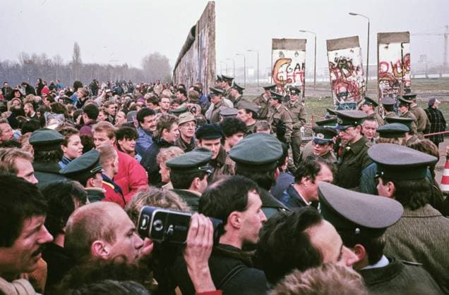 Archivbilder der Woche KW19 Berlin, Deutschland, 12.11.1989: Potsdamer Platz: Menschen drängen aus dem Westen in den Osten, vorbei an Sicherheitskräften aus Ost und West - ACHTUNG! DATUM IST GESCHÄTZT *** Berlin, Germany, 12 11 1989 Potsdamer Platz People pushing from the West to the East, past security forces from East and West ATTENTION DATE IS PROTECTED Copyright: xdtsxNachrichtenagenturx dts_36789