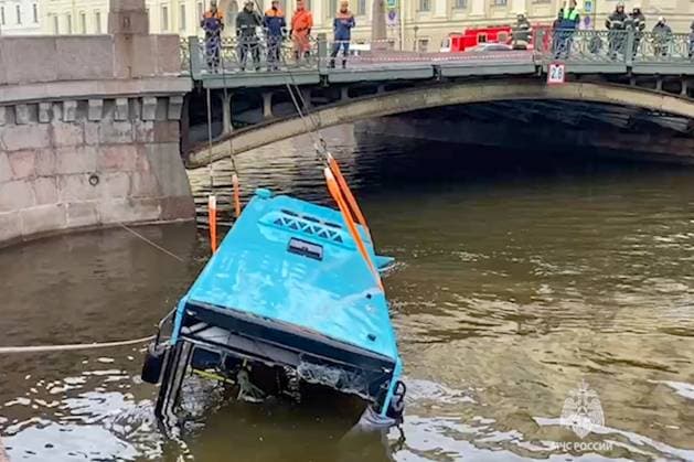Bilder des Jahres 2024, News 05 Mai News Themen der Woche KW19 News Bilder des Tages RUSSIA, ST PETERSBURG - MAY 10, 2024: Seen in this video screen grab is the scene of a road accident in which a bus fell off the Potseluyev Bridge into the Moyka River after colliding with car sharing vehicles. According to preliminary data, the bus was carrying up to 20 people; casualties have been reported. Video grab. Best possible quality. Russian Emergencies Ministry TASS  69869346