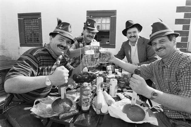 Archivbilder der Woche KW19 Himmelfahrt 08.05.1997, Augustusburg, Schloß Augustusburg, Himmelfahrt, Männertag, Männer feiern auf dem Hof der Augustusburg zünftig bei Bier unf Brot Himmelfahrt *** Ascension Day 08 05 1997, Augustusburg, Augustusburg Castle, Ascension Day, Mens Day, Men celebrate Ascension Day with beer and bread in the courtyard of Augustusburg Castle
