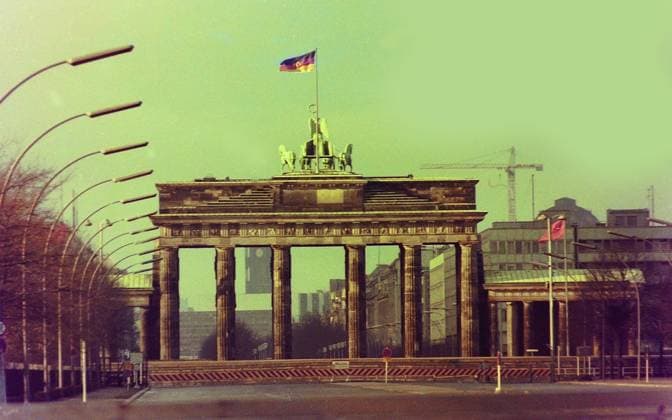Archivbilder der Woche KW19 Blick aus Berlin Ost ueber den Pariser Platz auf das Brandenburger Tor Berlin - Ost - Pariser Platz Brandenburger Tor *** View from Berlin East across Pariser Platz to the Brandenburg Gate Berlin East Pariser Platz Brandenburg Gate