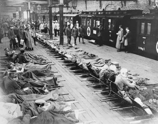 RECORD DATE NOT STATED Cambrai 1917 Loading wounded soldiers on stretchers on a hospital train at Cambrai on the Western Front in France during World War I in November 1917 Date: November 1917  Copyright: Copyrightx(c)Geminix2023.xCredit:xGemini 10269191