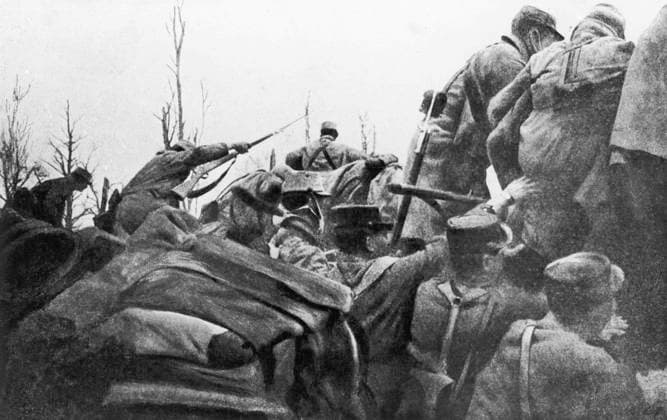RECORD DATE NOT STATED French Front 1915 French infantry, having captured a front line German trench, advance to their next objective in Calonne on the French Front in France during World War I in 1915 Date: July 1915  Copyright: Copyrightx(c)Geminix2023.xCredit:xGemini 10280678