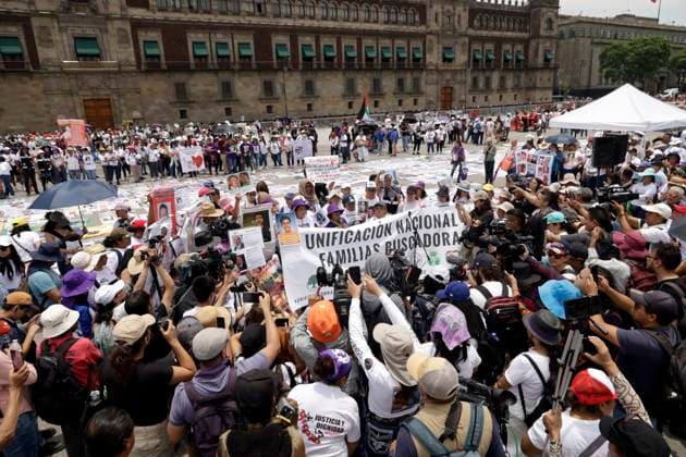 Mothers and relatives of disappeared people take part during a protest on Mother s Day to demand that the government clarify the disappearances at Monument to the Mother. Mexico City Mexico - ZUMAe321 20240510_zia_e321_018 Copyright: xLuisxBarronx