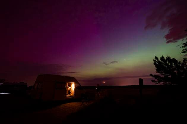Polarlicht Nordlicht über Brandenburg Nordlicht Polarlicht leuchtet in der Nacht vom 10. Mai 2024 auf den 11. Mai 2024 über dem ehemaligen Braunkohletagebau bei Lichterfelde am Bergheider See in Brandenburg. Finsterwalde Brandenburg Deutschland 20240510-_JK10784 *** Northern Lights aurora over Brandenburg Northern Lights aurora shines in the night from May 10, 2024 to May 11, 2024 over the former opencast lignite mine near Lichterfelde at Bergheider See in Brandenburg Finsterwalde Brandenburg Germany 20240510 JK10784