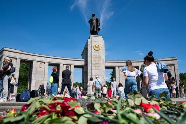09.05.2024, Berlin, Deutschland, Europa - Russen und pro-russische Sympathisanten legen am Tag des Sieges vor dem Sowjetischen Ehrenmal im Ortsteil Tiergarten am 79. Jahrestag des Sieges der ehemaligen Sowjetunion und den Allierten ueber Nazi-Deutschland und dem Ende des Zweiten Weltkriegs Blumen und Kraenze nieder und zollen den gefallenen russischen Soldaten ihren Respekt. Auf Grund des anhaltenden Krieges in der Ukraine sind Flaggen und Fahnen mit russischem Bezug, Uniformen, Marsch- und Militaerlieder und Kennzeichen, die den russischen Angriffskrieg auf die Ukraine verherrlichen nicht erlaubt. *** 09 05 2024, Berlin, Germany, Europe Russians and pro-Russian sympathizers lay flowers and wreaths on Victory Day in front of the Soviet Memo
