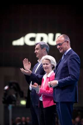 Merz, Leyen, Soeder, CDU Parteitag DEU, Deutschland, Germany, Berlin, 08.05.2024 Ursula von der Leyen , Praesidentin der Europaeischen Kommission und CDU-Mitglied , Markus Soeder , Vorsitzender der CSU in Bayern and Friedrich Merz , Vorsitzender der CDU (v.l.n.r) beim Parteitag der CDU unter dem Motto In Freiheit Leben Deutschland sicher in die Zukunft fuehren in Berlin Deutschland . Die Spitzenkandidatin der EVP stellt sich zur Wiederwahl nach der Europawahl unter dem Motto Mehr als eine Union Unsere Heimat en: Ursula von der Leyen , President of the European Commission and CDU member , Markus Soeder , Chairman of the Bavarian Christian Democrats CSU , and Friedrich Merz , chairman of the CDU and CDU parliamentary group leader (f.l.t.r) a