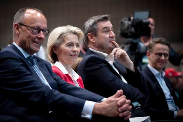 Merz, Leyen, Soeder, CDU Parteitag DEU, Deutschland, Germany, Berlin, 08.05.2024 Friedrich Merz , Vorsitzender der CDU , Ursula von der Leyen , Praesidentin der Europaeischen Kommission und CDU-Mitglied , und Markus Soeder , Vorsitzender der CSU in Bayern (v.l.n.r) beim Parteitag der CDU unter dem Motto In Freiheit Leben Deutschland sicher in die Zukunft fuehren in Berlin Deutschland . Die Spitzenkandidatin der EVP stellt sich zur Wiederwahl nach der Europawahl unter dem Motto Mehr als eine Union Unsere Heimat en: Friedrich Merz , chairman of the CDU and CDU parliamentary group leader, Ursula von der Leyen , President of the European Commission and CDU member , and Markus Soeder , Chairman of the Bavarian Christian Democrats CSu (f.l.t.r)