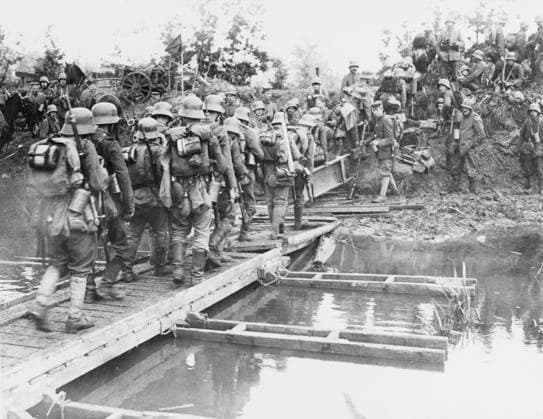 RECORD DATE NOT STATED German troops WWI German troops crossing the Aillette Canal during the Third Battle of Aisne on the Western Front during World War I Date: 5 June 1918  Copyright: Copyrightx(c)Geminix2023.xCredit:xGemini 10297894
