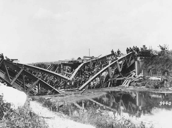 RECORD DATE NOT STATED Aisne Canal WWI German soldiers crossing the Aisne canal in Marne on a partly destroyed bridge in France during World War I Date: 10 June 1918  Copyright: Copyrightx(c)Geminix2023.xCredit:xGemini 10297955