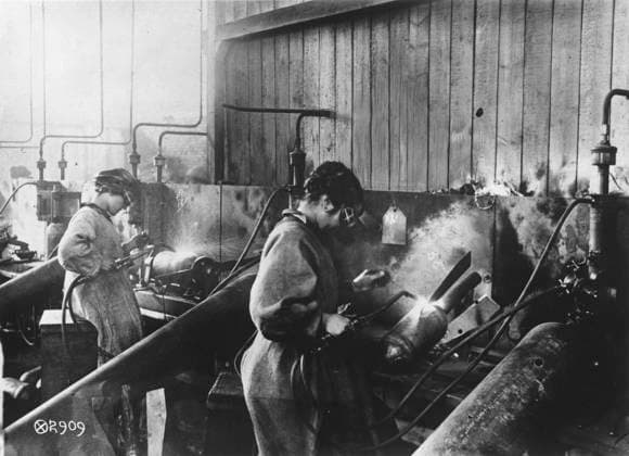 RECORD DATE NOT STATED Women war workers, USA Women working on armaments in America. Date: WW1  Copyright: Copyrightx(c)Geminix2023.xCredit:xGemini 10434138
