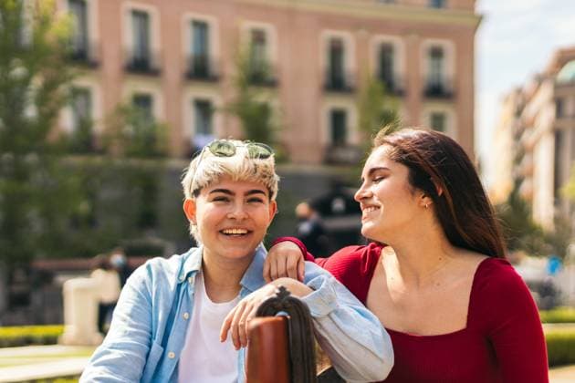 IMAGO Creative: Sommer, Sommertage im Stadtpark two teenager girls laughing and smiling sitting on a bench Model Released PedroMerino_ID18689_556834_027 Copyright: xx
