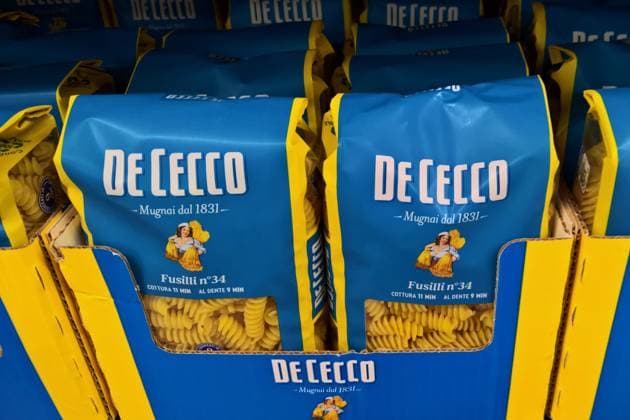 DeCecco bzw De Cecco - Pasta, Fusilli n34. Die F.lli De Cecco di Filippo - Fara San Martino SpA ist ein 1886 gegründeter international tätiger italienischer Nahrungsmittelhersteller mit Sitz in Fara San Martino, in den Abruzzen. Das Unternehmen produziert und vertreibt unter der Marke De Cecco hauptsächlich Pasta. Darüber hinaus werden noch Spezialitäten der italienischen Küche wie Tomatensaucen, Pesto, Olivenöl, Aceto Balsamico di Modena, Polenta sowie Reis, Reisprodukte und Mehl angeboten *** DeCecco or De Cecco Pasta, Fusilli n34 F lli De Cecco di Filippo Fara San Martino SpA is an internationally active Italian food manufacturer founded in 1886 and based in Fara San Martino, in Abruzzo The company mainly produces and sells pasta