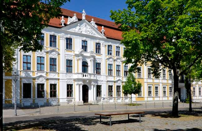 Barockfassade des Landtagsgebäudes von Sachsen Anhalt, Magdeburg südseitige Barockfassade des Landtagsgebäudes von Sachsen Anhalt am Domplatz in Magdeburg Copyright: xZoonar.com RalfxMartinxHentrichx 12374090