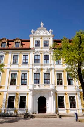 Barockfassade des Landtagsgebäudes von Sachsen Anhalt, Magdeburg südseitige Barockfassade (Detail) des Landtagsgebäudes von Sachsen Anhalt am Domplatz in Magdeburg Copyright: xZoonar.com RalfxMartinxHentrichx 12374107
