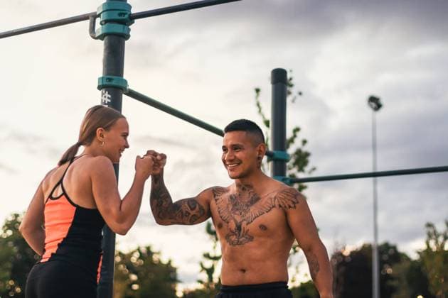 IMAGO Creative: Sommer, Sommertage im Stadtpark interracial couple training outdoors. fist bumping Model Released PedroMerino_ID18885_562306_003 Copyright: xx