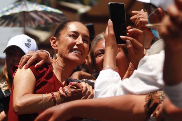 Mexiko, Claudia Sheinbaum Wahlkampfveranstaltung in Mexiko-Stadt Presidential Candidate Claudia Sheinbaum Campaign Rally in Chalco Claudia Sheinbaum Pardo, candidate for the Presidency of Mexico by the Sigamos Haciendo Historia coalition, takes selfies with their supporters as arrive at a political rally in Chalco, located east of the State of Mexico as part of her campaign tour of the State of Mexico. on May 11, 2024 in Mexico City, Mexico. (photo by Carlos Santiago Eyepix Group) Copyright: xCarlosxSantiago xEyepixxGroupx CS_11052024_119685