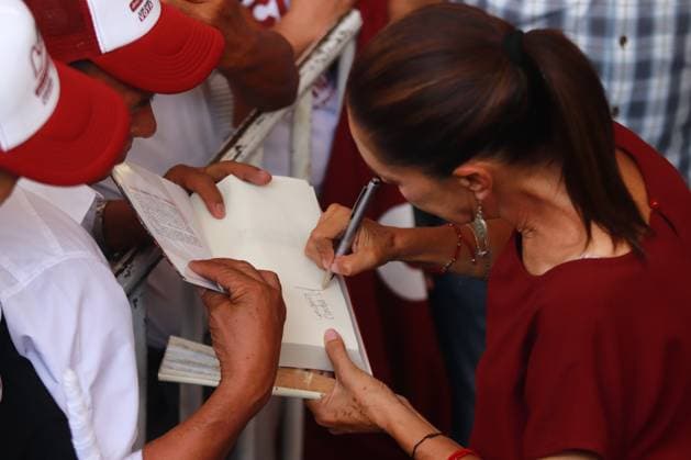 Mexiko, Claudia Sheinbaum Wahlkampfveranstaltung in Mexiko-Stadt Presidential Candidate Claudia Sheinbaum Campaign Rally in Chalco Claudia Sheinbaum Pardo, candidate for the Presidency of Mexico by the Sigamos Haciendo Historia coalition, signs an autograph for a supporter as arrive at a political rally in Chalco, located east of the State of Mexico as part of her campaign tour of the State of Mexico. on May 11, 2024 in Mexico City, Mexico. (photo by Carlos Santiago Eyepix Group) Copyright: xCarlosxSantiago xEyepixxGroupx CS_11052024_119690