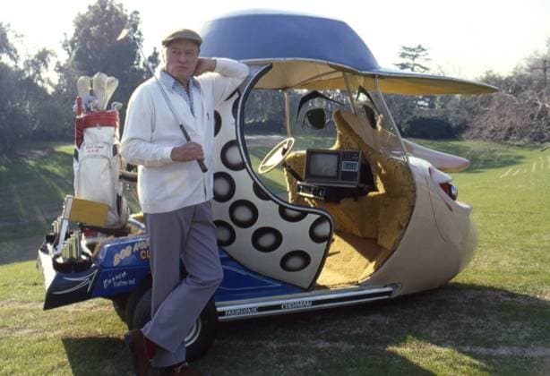 Archivbilder der Woche KW19 Bob Hope, with his customized golf cart, April 14, 1970. ph: Curt Gunther TV Guide courtesy Everett CollectionPSDBOHO EC063 PUBLICATIONXNOTxINxCANxCHNxFRAxITAxJPNxNORxPOLxRUSxESPxUKxUSA Copyright: xx PSDBOHO EC063 PSDBOHO_EC063_H