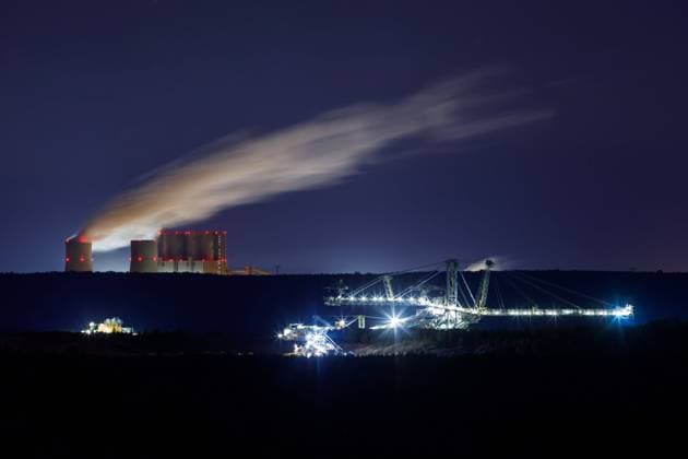 Energieregion Lausitz DEU Deutschland Brandenburg Welzow, 11.05.2024, Tagebau Welzow-Sued mit Kraftwerk Schwarze Pume. Ein Tagebaubagger ist in der Nacht vor dem Braunkohlekraftwerk Schwarze Pumpe zu sehen. *** Lusatia energy region DEU Germany Brandenburg Welzow, 11 05 2024, Welzow Sued open-cast mine with Schwarze Pumpe power plant An open-cast excavator can be seen at night in front of the Schwarze Pumpe lignite-fired power plant AF_IMG_35577.jpeg