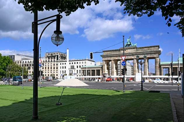 Construction of the fan zone for the European Football Championship UEFA EURO 2024 at the Brandenburg Gate The Straße des 17 Juni in Berlin Mitte has been closed for almost three months since Monday for this reason Artificial turf is being laid that is 100 percent recyclable and will be reused on football pitches in Berlin after the European Championships Berlin, 11 05 2024 Foto:xF.xKernx xFuturexImagex fanzone_4521