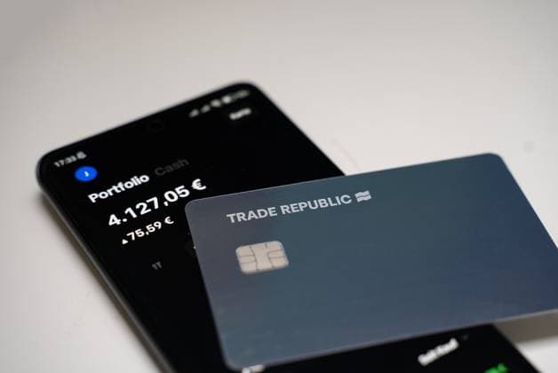 Themenbild - VISA Debitkarte vom Neobroker Trade Republic Bank, 11.05.2024 Themenbild - VISA Debitkarte vom Neobroker Trade Republic Bank, 11.05.2024 Lange Warteliste: Die VISA-Debitkarte der Trade Republic Bank GmbH, nachdem der Neobroker Ende 2023 die Vollbanklizenz erhalten hat. *** Themed image VISA debit card from neobroker Trade Republic Bank, 11 05 2024 Themed image VISA debit card from neobroker Trade Republic Bank, 11 05 2024 Long waiting list The VISA debit card from Trade Republic Bank GmbH after the neobroker receives its full banking license at the end of 2023 Copyright: xEibner-Pressefoto JonasxLohrmannx EP_JLN