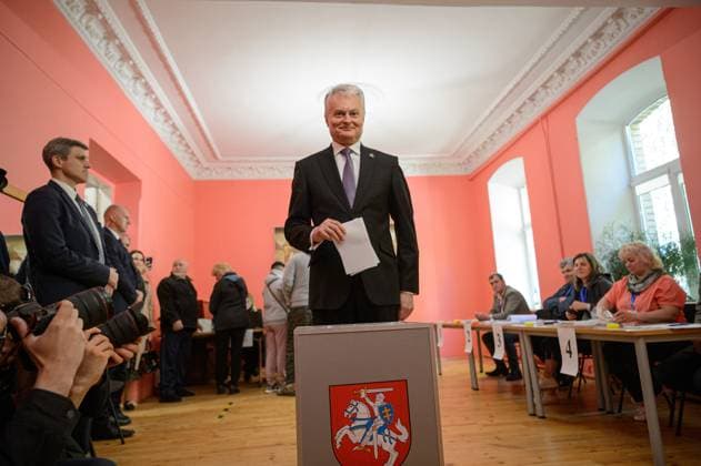News Themen der Woche KW19 News Bilder des Tages Lithuania Presidential elections in Vilnius - 12 May 2024 Lithuania s President Gitanas Nauseda casts his vote during the first round of Lithuania s presidential election at a polling station in Vilnius. Lithuania s President Gitanas Nauseda voted in the first round of Lithuania s presidential election at a polling station in Vilnius. Vilnius Lithuania Copyright: xYauhenxYerchakx xSOPAxImagesx presidential_election_lithuania_nauseda_2321