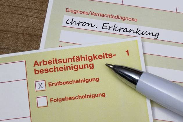 Arbeitsunfähigkeitsbescheinigung und Diagnose chronische Erkrankung Arbeitsunfähigkeitsbescheinigung und Diagnose chronische Erkrankung, 12.05.2024, Borkwalde, Brandenburg, Unter einer Arbeitsunfähigkeitsbescheinigung mit einem Kugelschreiber liegt die Diagnose chronische Erkrankung. *** Certificate of incapacity for work and diagnosis of chronic illness Certificate of incapacity for work and diagnosis of chronic illness, 12 05 2024, Borkwalde, Brandenburg, Under a certificate of incapacity for work with a ballpoint pen lies the diagnosis of chronic illness